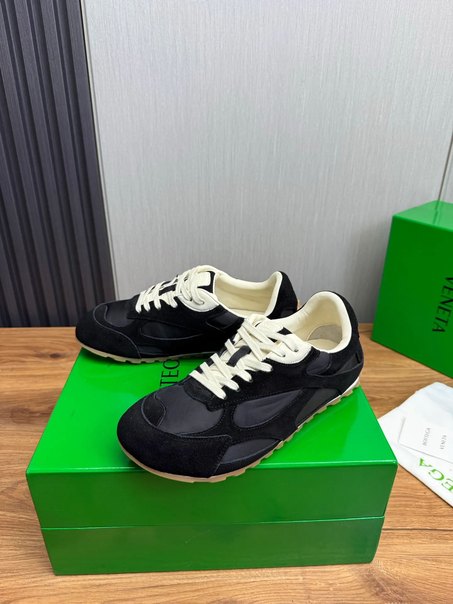 Men's men's shoes💰540💰 Bottega Veneta｜BV's new Forrest Gump shoes. Dexun shoes🩷💚 Sneaker technology nylon and suede, inspired by retro sneakers, light, comfortable, breathable and essential item. Original wear-resistant and non-slip rubber outsole❕❗️ Size: Female 35-40 (40 is custom-made and cannot be returned) Male 39-45 (45 is custom-made and cannot be returned or exchanged)
